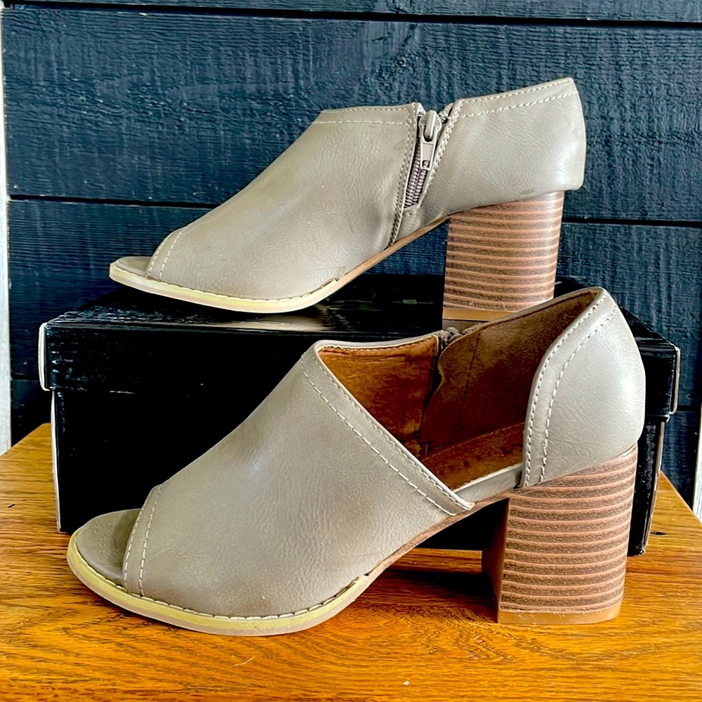 Mata peep toe shoes.